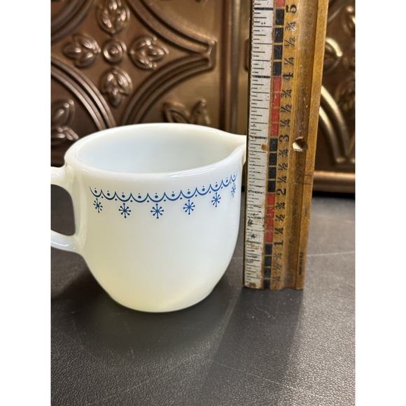 Vintage Pyrex Creamer Snowflake Garland Print Grandmacore Cottagecore Milkglass - Picture 5 of 5